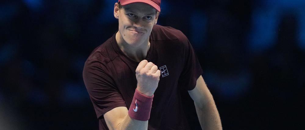 Jannik Sinner holt im ersten Gruppenspiel der ATP Finals den ersten Sieg. 