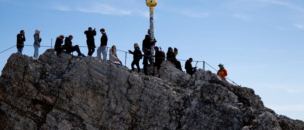 Das Gipfelkreuz ist mit Hunderten Stickern beklebt. (Archivbild)