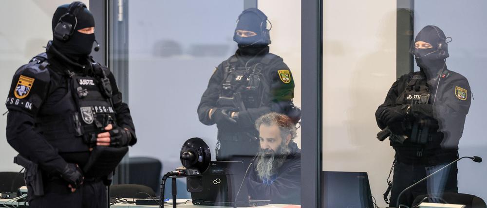 Der Angeklagte Taleb al-Abdulmohsen sitzt mit Handfesseln in einem kugelsicheren Glaskasten im Gerichtssaal.