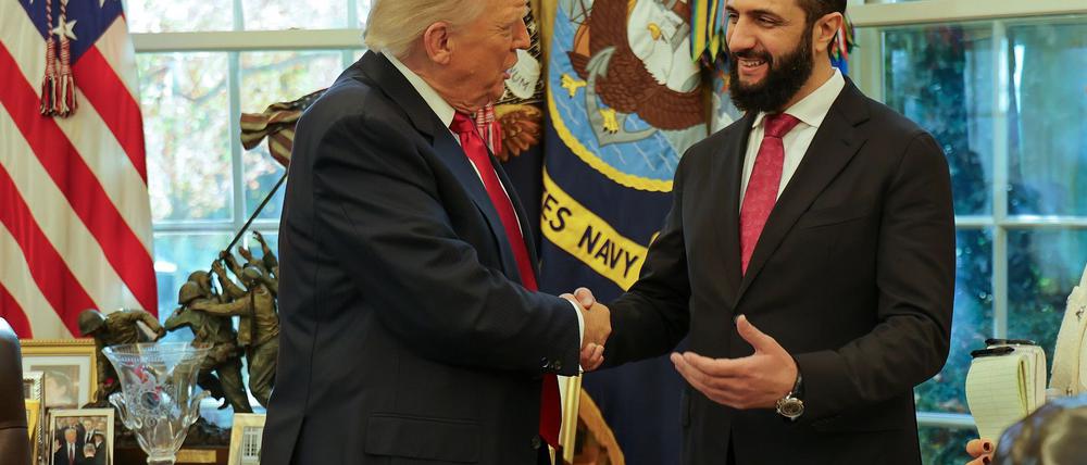 US-Präsident Trump hat Syriens Übergangspräsidenten al-Scharaa im Weißen Haus empfangen.   