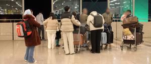 1Islamabad: Afghaninnen und Afghanen aus den Aufnahmeprogrammen stehen auf dem Weg nach Deutschland am Flughafen. 
