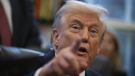 Präsident Donald Trump spricht während einer Vereidigungszeremonie für Sergio Gor, den neuen US-Botschafter in Indien, am 10. November 2025 im Oval Office des Weißen Hauses in Washington mit Medienvertretern (Archivbild).