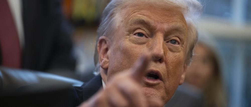 Präsident Donald Trump spricht während einer Vereidigungszeremonie für Sergio Gor, den neuen US-Botschafter in Indien, am 10. November 2025 im Oval Office des Weißen Hauses in Washington mit Medienvertretern (Archivbild).