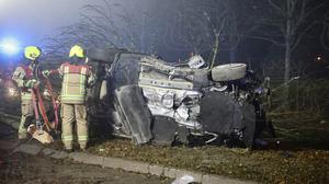 Der Fahrer des Wagens stirbt noch an der Unfallstelle, sein Beifahrer schwebt in Lebensgefahr. 