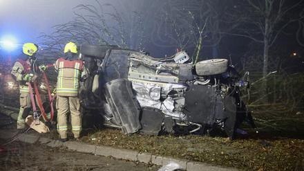Der Fahrer des Wagens stirbt noch an der Unfallstelle, sein Beifahrer schwebt in Lebensgefahr.