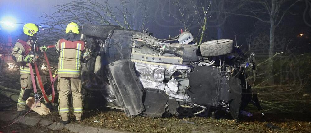 Der Fahrer des Wagens stirbt noch an der Unfallstelle, sein Beifahrer schwebt in Lebensgefahr. 