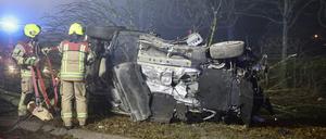 Der Fahrer des Wagens stirbt noch an der Unfallstelle, sein Beifahrer schwebt in Lebensgefahr.