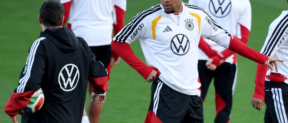 Noah Atubolu um Gespräch mit Torwart-Trainer Andreas Kronenberg. 