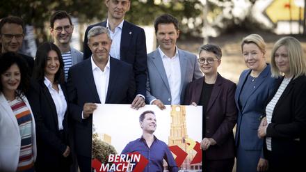 Steffen Krach - Spitzenkandidat SPD Berlin DEU, Deutschland, Germany, Berlin, 01.09.2025 Raed Saleh , Fraktionsvorsitzender der SPD im Berliner Abgeordnetenhaus , Martin Hikel , SPD-Landesvorsitzender , Steffen Krach , Spitzenkandidat der Berliner SPD der Abgeordnetenhauswahl , Nicola Boecker-Giannini , Landesvorsitzende der Berliner SPD, und Franziska Giffey , Senatorin fuer Wirtschaft in Berlin v.l.n.r. auf der Pressekonferenz Vorstellung von Steffen Krach als SPD-Spitzenkandidat unter dem Motto Berlin Macht Krach in Berlin Deutschland en: Raed Saleh , parliamentary group leader of the SPD in the Berlin House of Representatives , Martin Hikel , SPD state chairman , Steffen Krach , top candidate for the Berlin SPD in the Berlin House