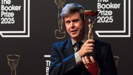 Der Schriftsteller David Szalay mit seinem Booker-Preis.