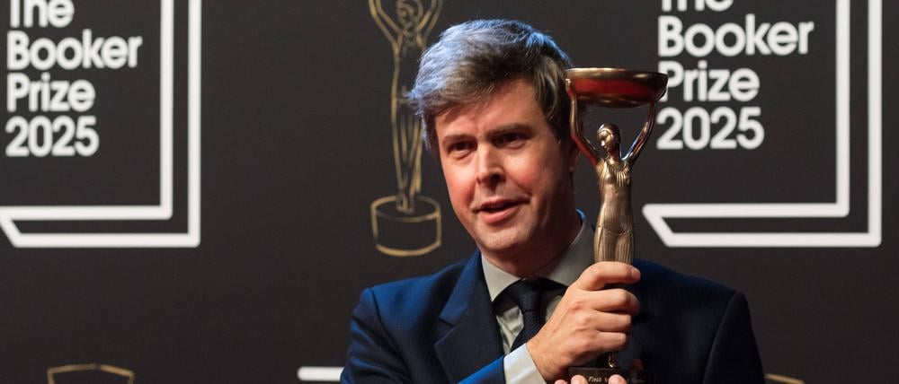 Der Schriftsteller David Szalay mit seinem Booker-Preis.