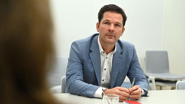 Der designierte Spitzenkandidat der SPD Berlin für die Wahl 2026, Steffen Krach, zeigt sich optimistisch. (Archivbild)