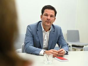 Der designierte Spitzenkandidat der SPD Berlin für die Wahl 2026, Steffen Krach, zeigt sich optimistisch. (Archivbild)