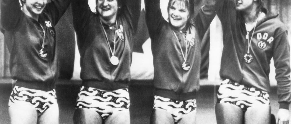 Olympiasiegerin Ulrike Schmidt (links) gibt jetzt in Aue Schwimmunterricht. (Archivbild)