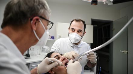 Der syrische Zahnarzt Mohamad Al Mahmid (r.)  hat nach zwei Jahren mit zahlreichen bürokratischen Hindernissen seine Anerkennung als Zahnarzt in Deutschland bekommen. 