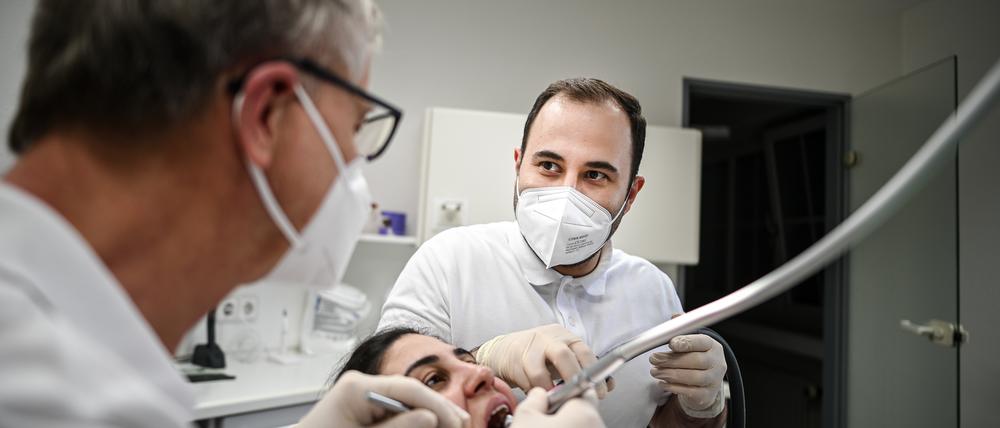 Der syrische Zahnarzt Mohamad Al Mahmid (r.)  hat nach zwei Jahren mit zahlreichen bürokratischen Hindernissen seine Anerkennung als Zahnarzt in Deutschland bekommen. 