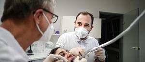 Der syrische Zahnarzt Mohamad Al Mahmid (r.)  hat nach zwei Jahren seine Anerkennung als Zahnarzt in Deutschland bekommen. 