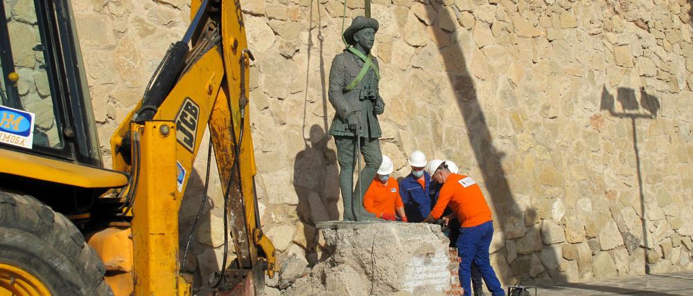 Eine Statue des verstorbenen spanischen Diktators Franco wird vor einer Mauer der Festung Melilla La Vieja mit einem Kran entfernt.