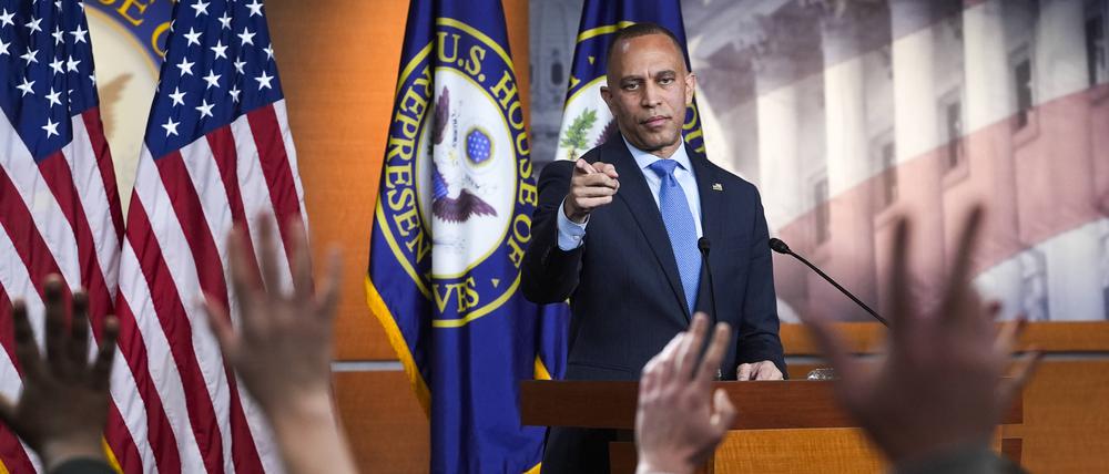 Der Minderheitsführer im Repräsentantenhaus, Hakeem Jeffries, spricht am Montag, den 10. November 2025, vor den Medien, nachdem der Senat am späten Abend des 9. November mit 60 zu 40 Stimmen beschlossen hatte, ein Gesetz zur Beendigung des Shutdowns voranzutreiben