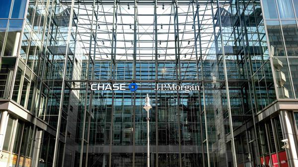 An der gläsernen Fassade des Bürokomplexes X8 hängen nun der Schriftzug des US-amerikanischen Geldinstituts JP Morgan und der in Deutschland neuen Digitalbank Chase.