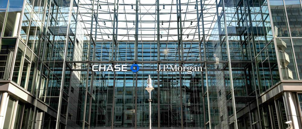 An der gläsernen Fassade des Bürokomplexes X8 hängen nun der Schriftzug des US-amerikanischen Geldinstituts JP Morgan und der in Deutschland neuen Digitalbank Chase.