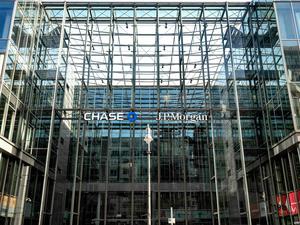 An der gläsernen Fassade des Bürokomplexes X8 hängen nun der Schriftzug des US-amerikanischen Geldinstituts JP Morgan und der in Deutschland neuen Digitalbank Chase.