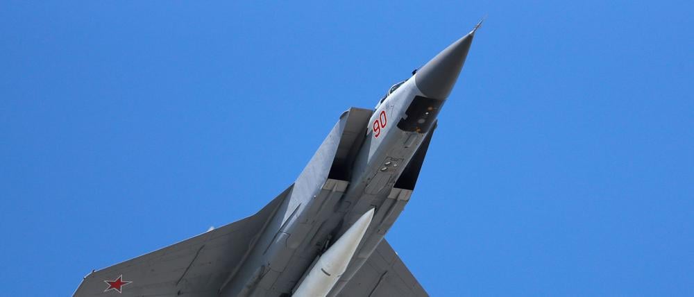 Ein Mikoyan MiG-31 Abfangjäger der russischen Luftwaffe fliegt bei der russischen Militärparade zum Tag des Sieges beladen mit einer ballistischen Luft-Boden-Rakete Kinschal (Kh-47M2 Kinzhal) durch die Luft.
