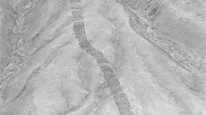 Auf dem Monte Sierpe in Peru zieht sich ein Band regelmäßig angeordneter Löcher kilometerweit über den Hang. 