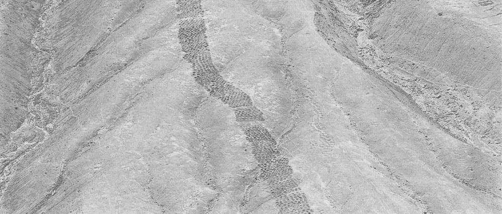 Auf dem Monte Sierpe in Peru zieht sich ein Band regelmäßig angeordneter Löcher kilometerweit über den Hang. 