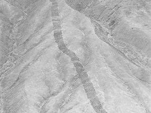 Auf dem Monte Sierpe in Peru zieht sich ein Band regelmäßig angeordneter Löcher kilometerweit über den Hang.