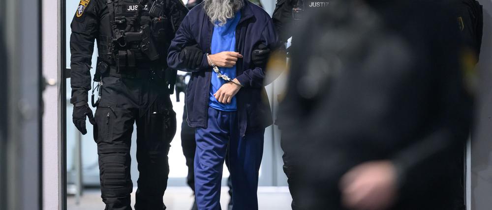 Der Angeklagte Taleb al-Abdulmohsen wird vor Beginn des zweiten Prozesstages in den Gerichtssaal geführt. 