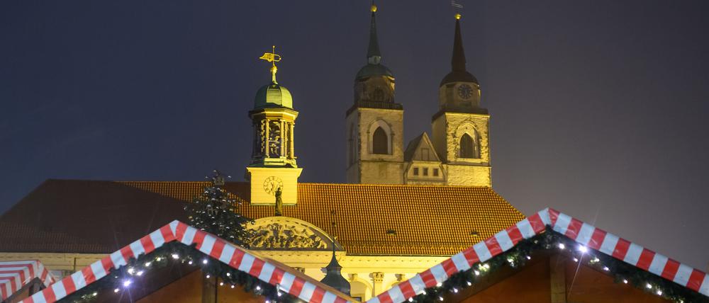 Schon seit Ende Oktober stehen die ersten Buden auf dem Alten Markt vor dem Magdeburger Rathaus.
