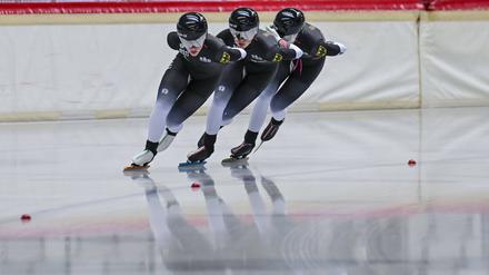Lea-Sophie Scholz, Josephine Schlörb und Josie Hofmann (von vorne) haben bei der WM-Teamverfolgung in diesem Jahr eine Medaille nur knapp verpasst.