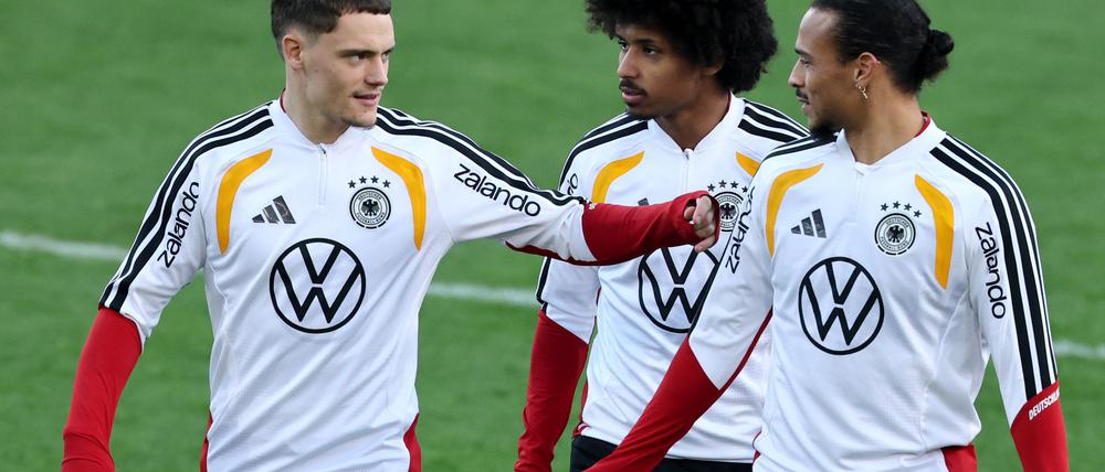 Leroy Sané (r) spielt bei der Nationalmannschaft praktisch auf Bewährung. 