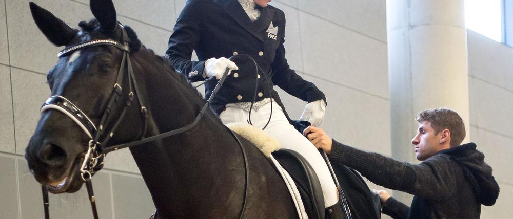 Thomas Müller hilft seiner Frau Lisa bei der Vorbereitung. (Archiv)