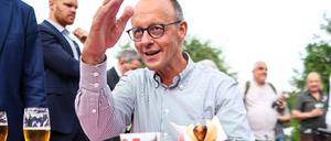 Zwar keine Spaghetti Vongole, aber dafür eine Thüringer Bratwurst lässt sich Friedrich Merz in Thüringen schmecken (Archivbild)