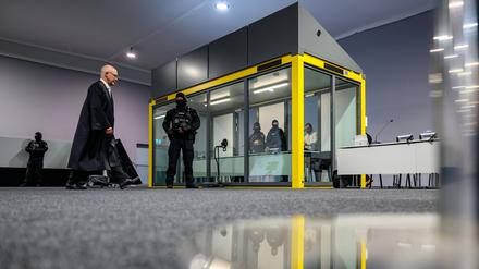 Pflichtverteidiger Thomas Breiter (l) und im kugelsicheren Glaskasten der Angeklagte Taleb A. (sitzend) vor Beginn des zweiten Prozesstages.