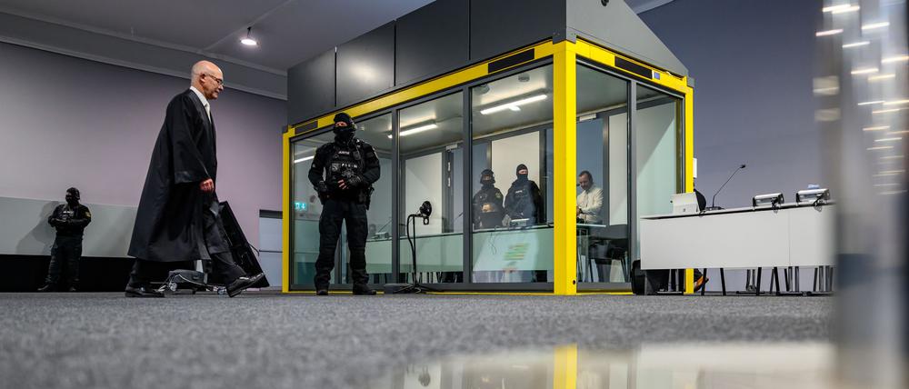 Pflichtverteidiger Thomas Breiter (l) und im kugelsicheren Glaskasten der Angeklagte Taleb A. (sitzend) vor Beginn des zweiten Prozesstages.