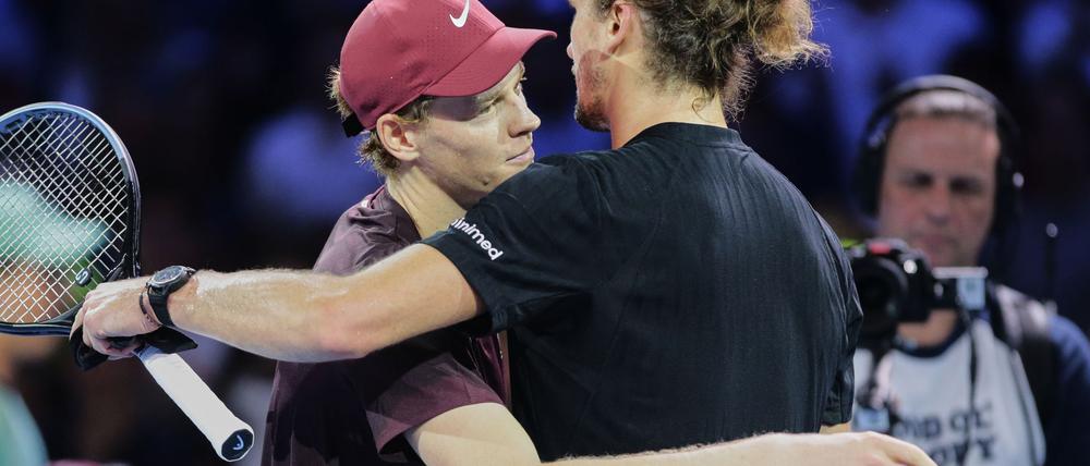 Schätzen und respektieren sich: Jannik Sinner (l) und Alexander Zverev