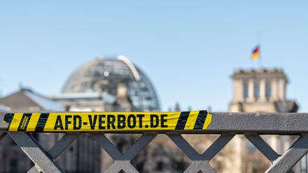 Deutsche Bundestagswahl 2025: Wahlplakate, Aufkleber & Fahnen Ein Aufkleber mit der Aufschrift AFD-VERBOT.DE wird auf die Marschallbrücke mit Blick auf den Deutschen Bundestag geklebt. *** German Bundestag election 2025 Election posters, stickers Flags A sticker with the inscription AFD VERBOT DE is stuck on the Marschallbrücke with a view of the German Bundestag Copyright: xEVENTPRESSxJeremyxKnowlesx