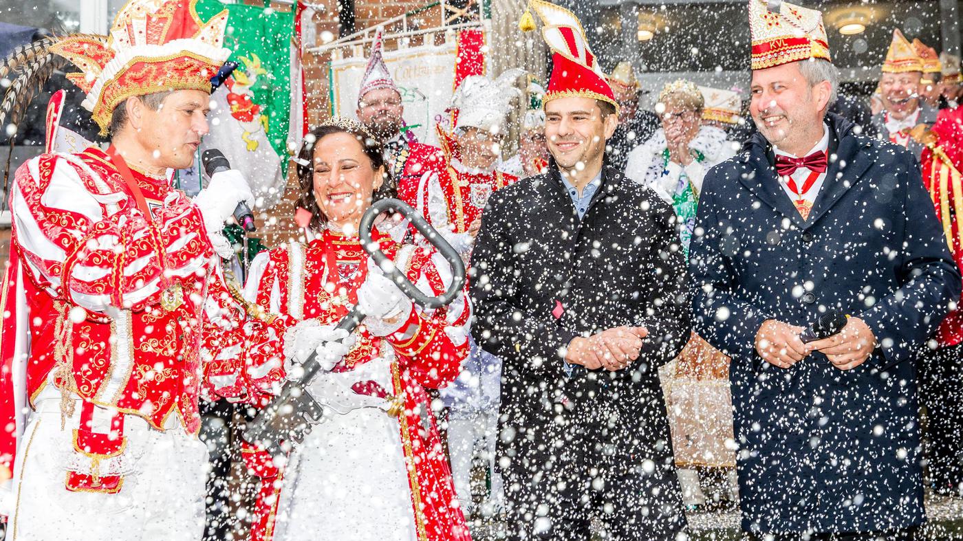 Die-f-nfte-Jahreszeit-Rath-user-erst-rmt-Karneval-in-Brandenburg-beginnt