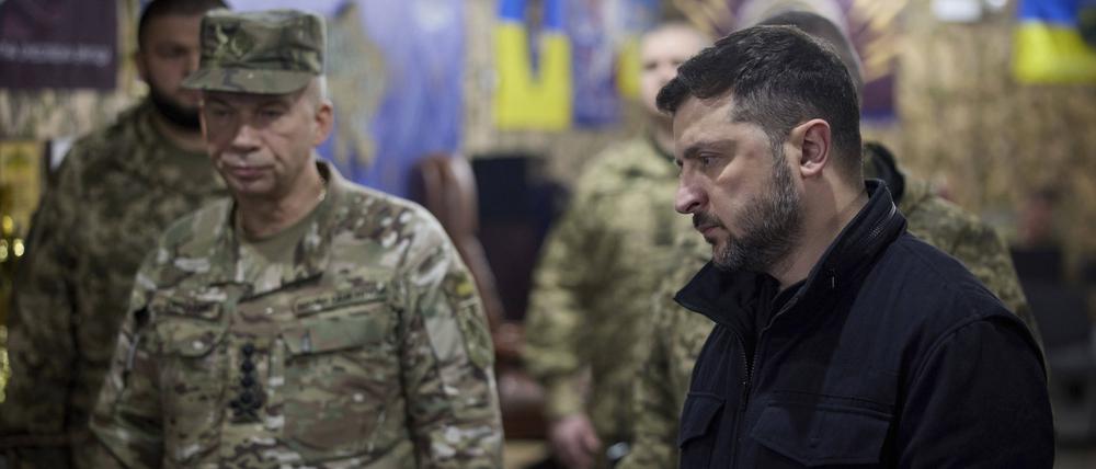 4. November 2025, Pokrowsk: Der ukrainische Präsident Wolodymyr Selenskyj (rechts) und der Befehlshaber der Streitkräfte, General Oleksandr Syrskyi (links), hören sich einen Bericht über Verteidigungsoperationen an. 