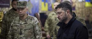 4. November 2025, Pokrowsk: Der ukrainische Präsident Wolodymyr Selenskyj (rechts) und der Befehlshaber der Streitkräfte, General Oleksandr Syrskyi (links), hören sich einen Bericht über Verteidigungsoperationen an. 