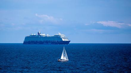 Ein Schiff der Reederei Tui Cruises vor der Küste bei Sassnitz.