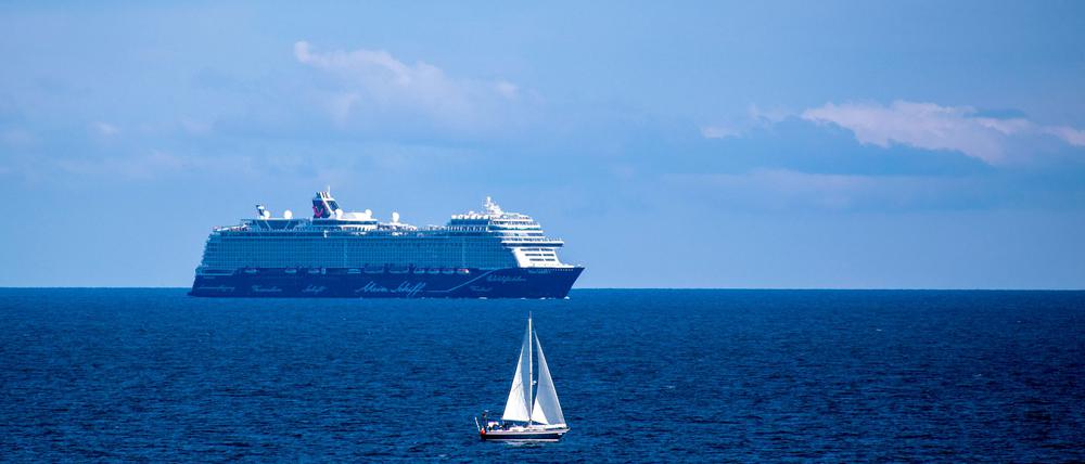 Ein Schiff der Reederei Tui Cruises vor der Küste bei Sassnitz.