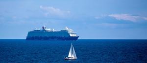 Ein Schiff der Reederei Tui Cruises vor der Küste bei Sassnitz.