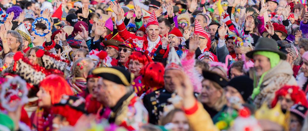 Bei strahlendem Sonnenschein ist in Köln der Beginn der Karnevalszeit gefeiert worden.