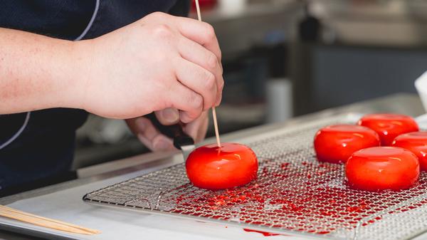 Genuss-Manufaktur: An zwei Tagen entstehen im „Café Komine“ 500 bis 600 Törtchen.