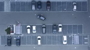 Auf vielen privaten Parkplätzen ersetzen Kameras mit KI die Schranken.