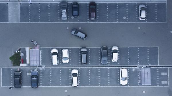 Auf vielen privaten Parkplätzen ersetzen Kameras mit KI die Schranken.